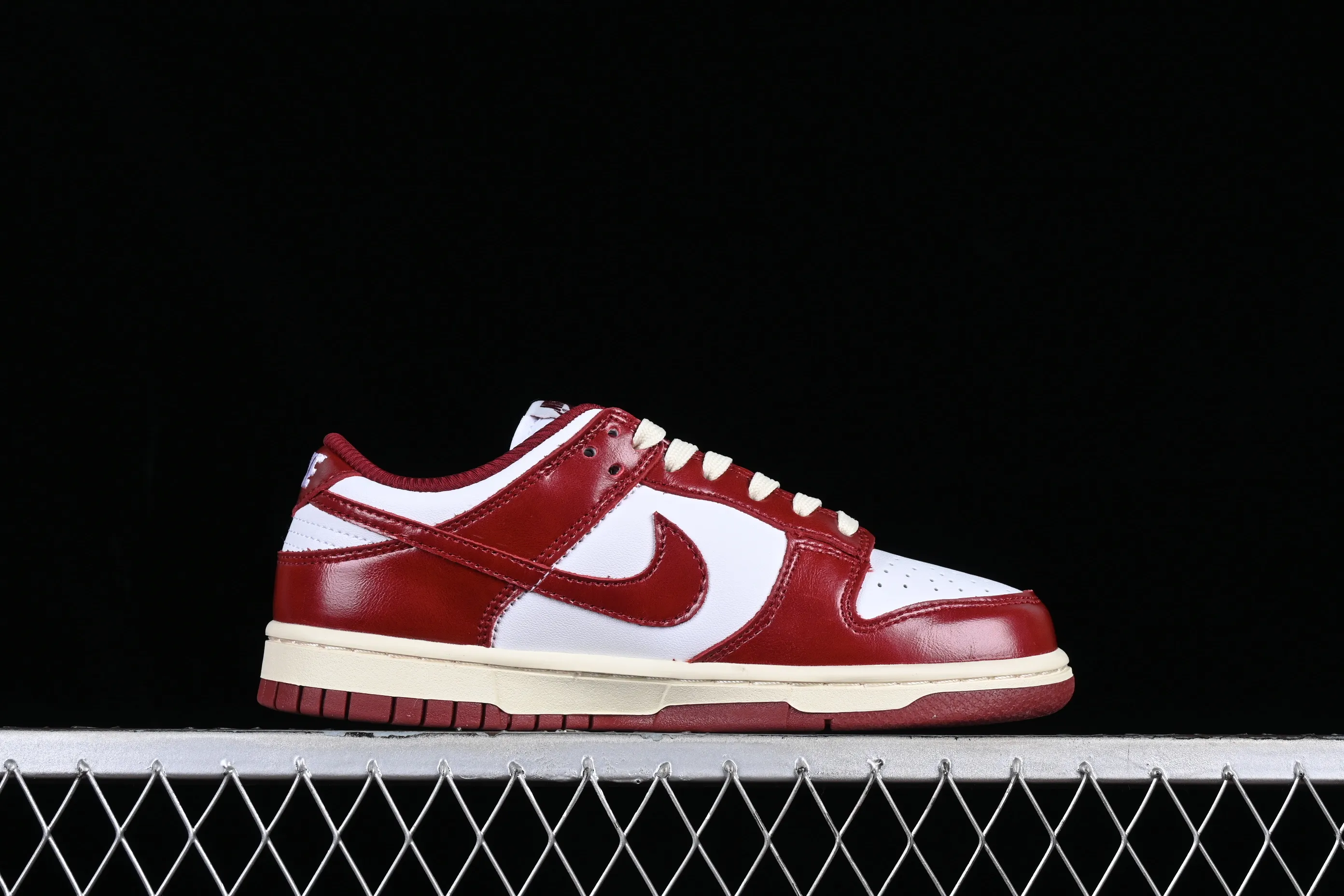 All Categories Nk SB Dunk Series Nk SB Dunk Low Low-top sneakers Cost-effective version Nk Dunk Low Prm "Team Red" Retro white and red SB low-top sports and leisure sneakers FJ4555-100